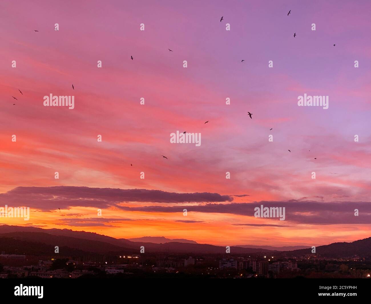 Spanien Katalonien Sonnenuntergang Himmel, Wolken, Möwen Berge Stockfoto