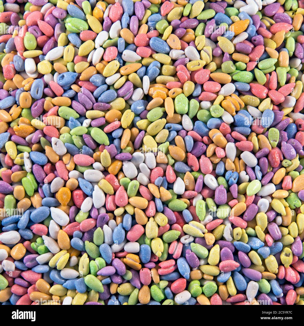 Viele bunte Sonnenblumenkerne mit Glasur. Draufsicht Stockfoto