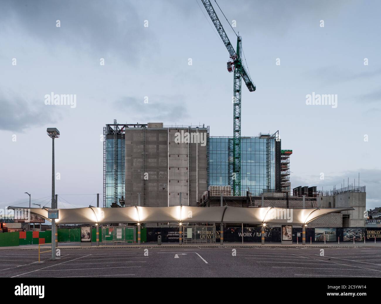 Cork City, Cork, Irland. Juli 2020. Ein Blick auf einen Teil des neuen Hangan's Quay-Bauwerks, das noch im Bau ist, vom Parkplatz der Kent Station in Cork City, Cork, Irland. - Credit; David Creedon / Alamy Live News Stockfoto