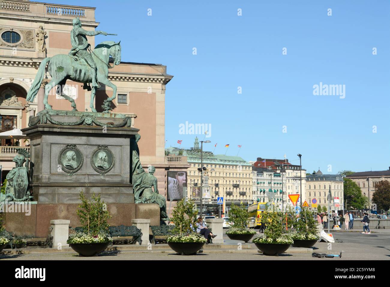 Der prächtige Palast der Schwedischen Königlichen Oper auf dem Gustaf Adolfs Platz mit Reiterdenkmal des Königs von Schweden Stockfoto