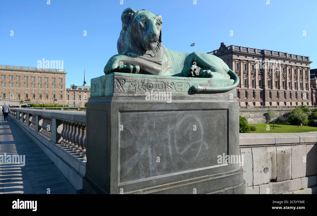 Die Nordbrücke Norrbro Bronze Löwenstatue mit ägyptischen Hieroglyphen in der Altstadt von Stockholm vor dem Parlament. Stockfoto