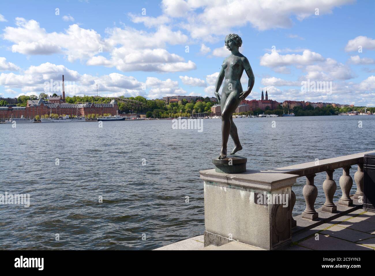 Das Rathaus von Stockholm liegt auf der Insel Kungsholmen, mit Blick auf den Mälarsee, in der Nähe der Inseln Riddarholmen und Södermalm. Stockfoto