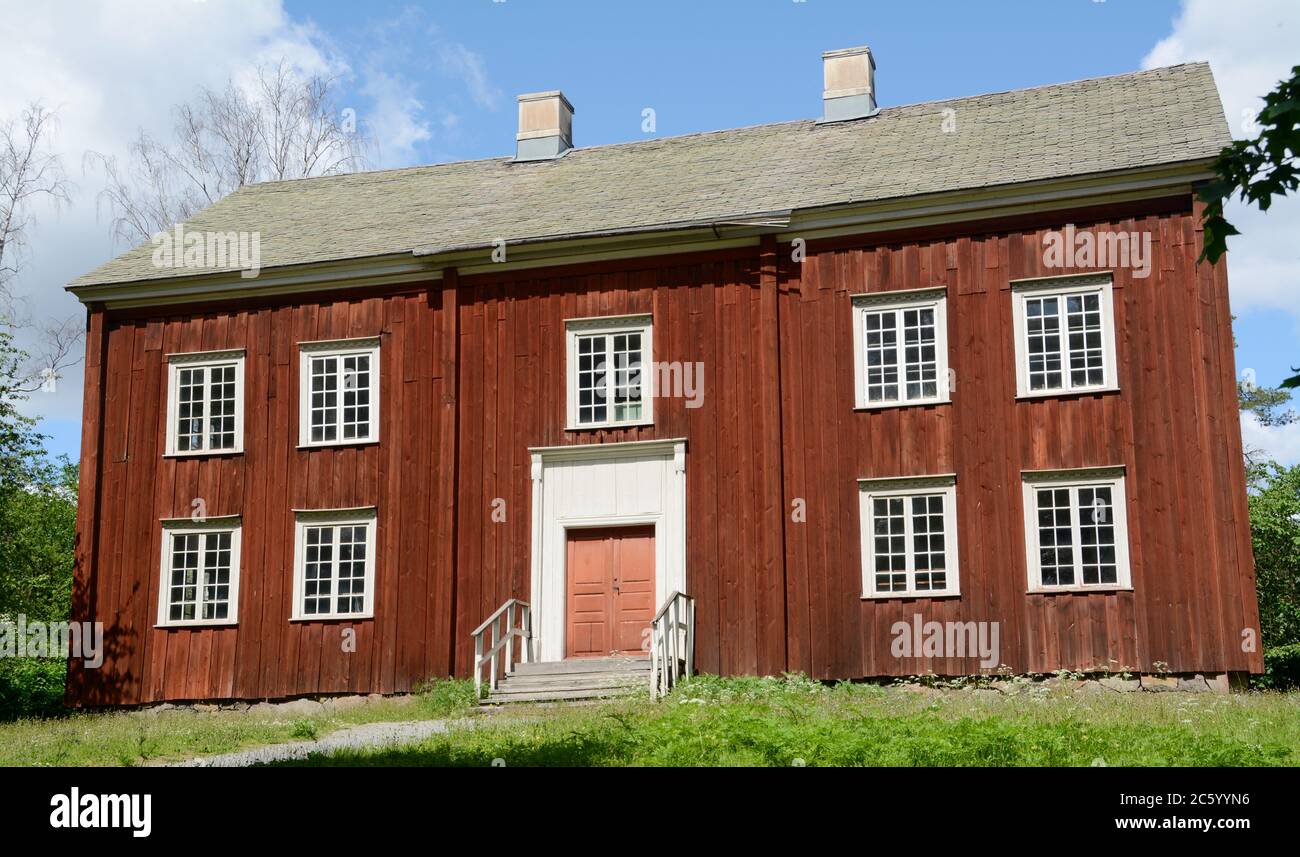 Skansen ist ein Freilichtmuseum auf der Insel Djurgården in Stockholm. Es wurde 1891 von Artur Hazelius gegründet, um Landhäuser wieder aufzubauen. Stockfoto