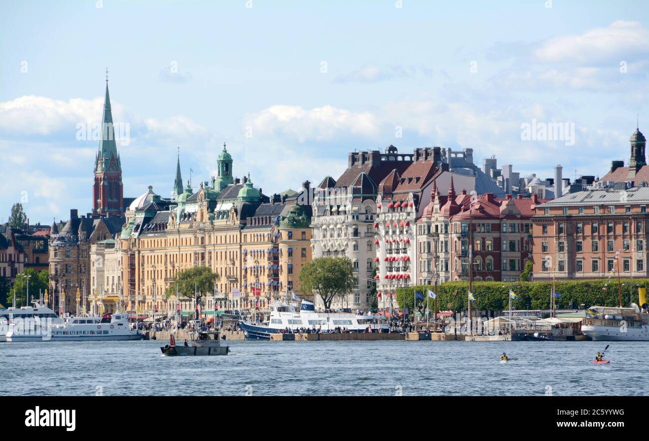 Strandvägen ist ein Östermalm Boulevard am Wasser mit luxuriösen Gebäuden. Sie wurde rechtzeitig zur Stockholmer Weltausstellung 1897 fertiggestellt. Stockfoto