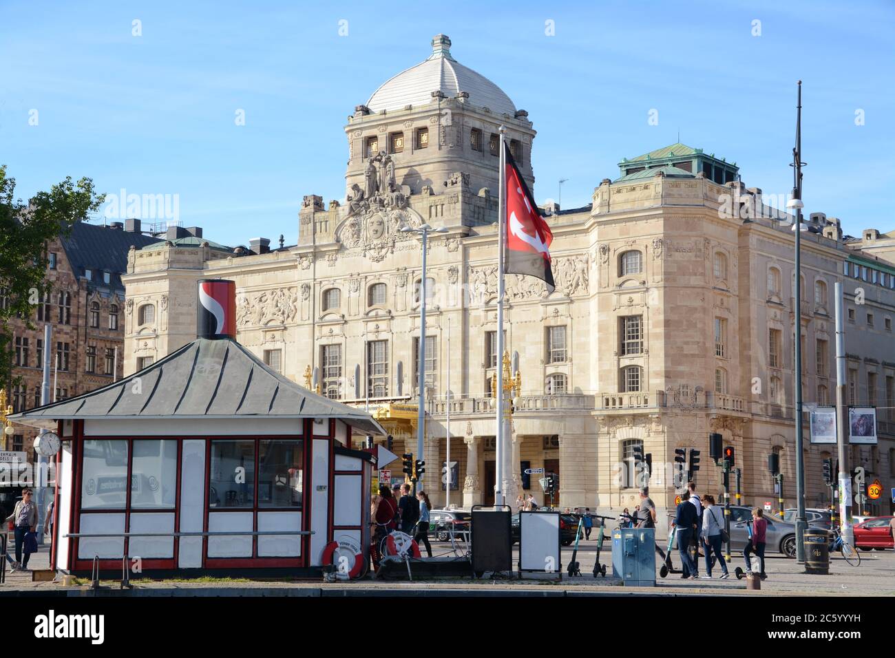 Das Royal Dramatic Theatre ist ein Jugendstilgebäude an der luxuriösen Östermalm-Straße im Zentrum von Stockholm. Stockfoto