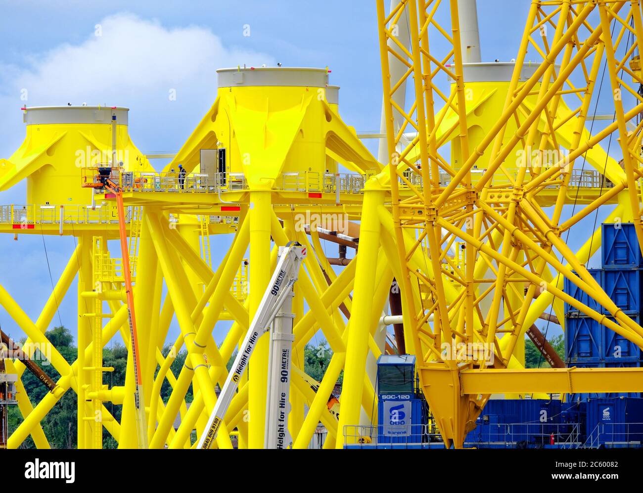 Neu fertiggestellte Turbinenplatten warten auf Inspektion und Lieferung von Smulders Howdon Tyneside Werft nach Nigg Schottland Stockfoto