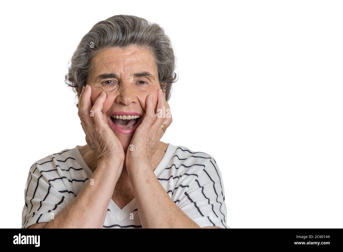 Überrascht ältere Frau mit Händen auf Wangen Blick auf Kamera und Schreien in Erstaunen vor weißem Hintergrund. Stockfoto