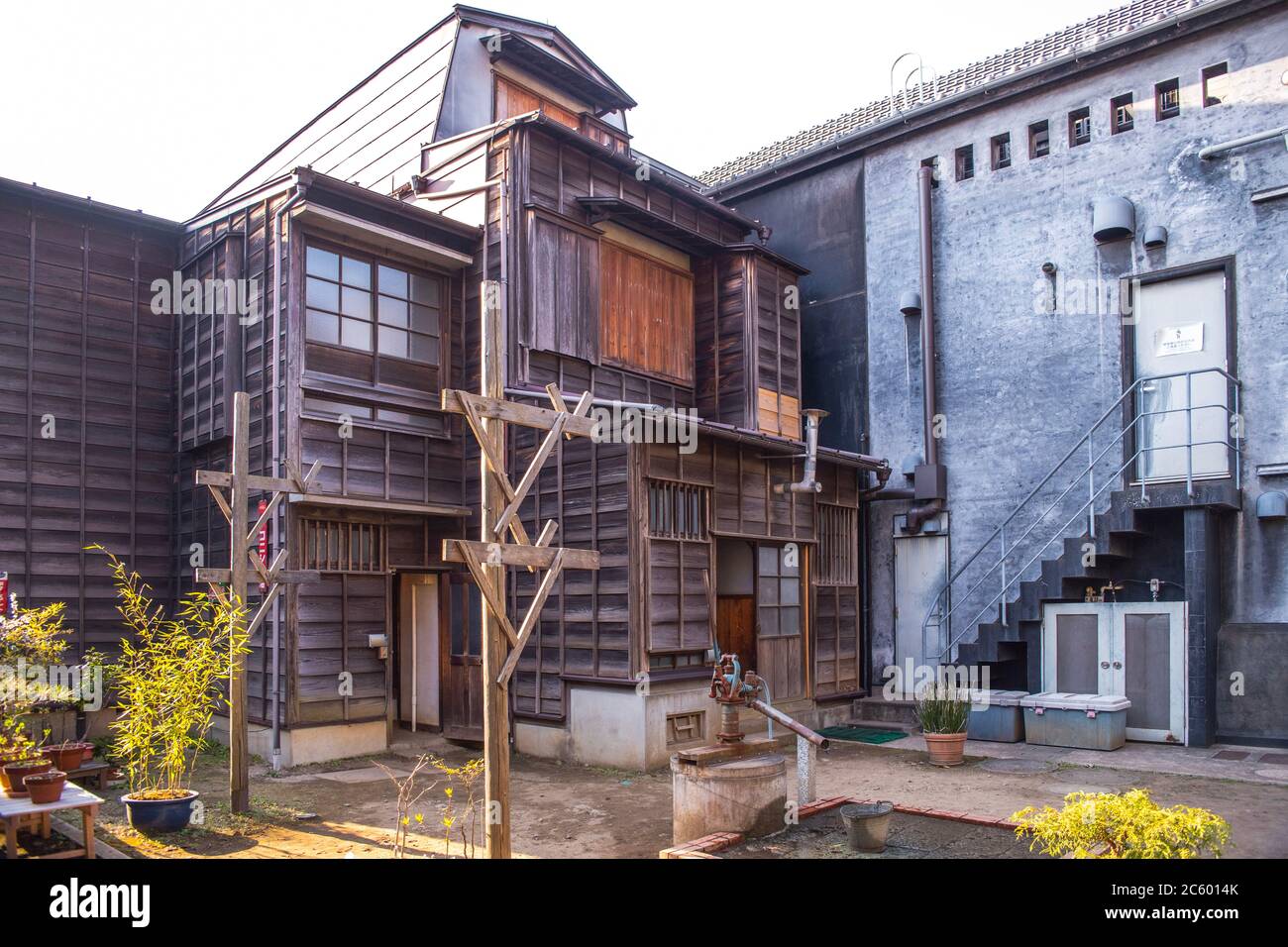 Sie können Holzgebäude und Mauerwerke im Shop des Edo Tokyo Museum of Architecture sehen. Stockfoto