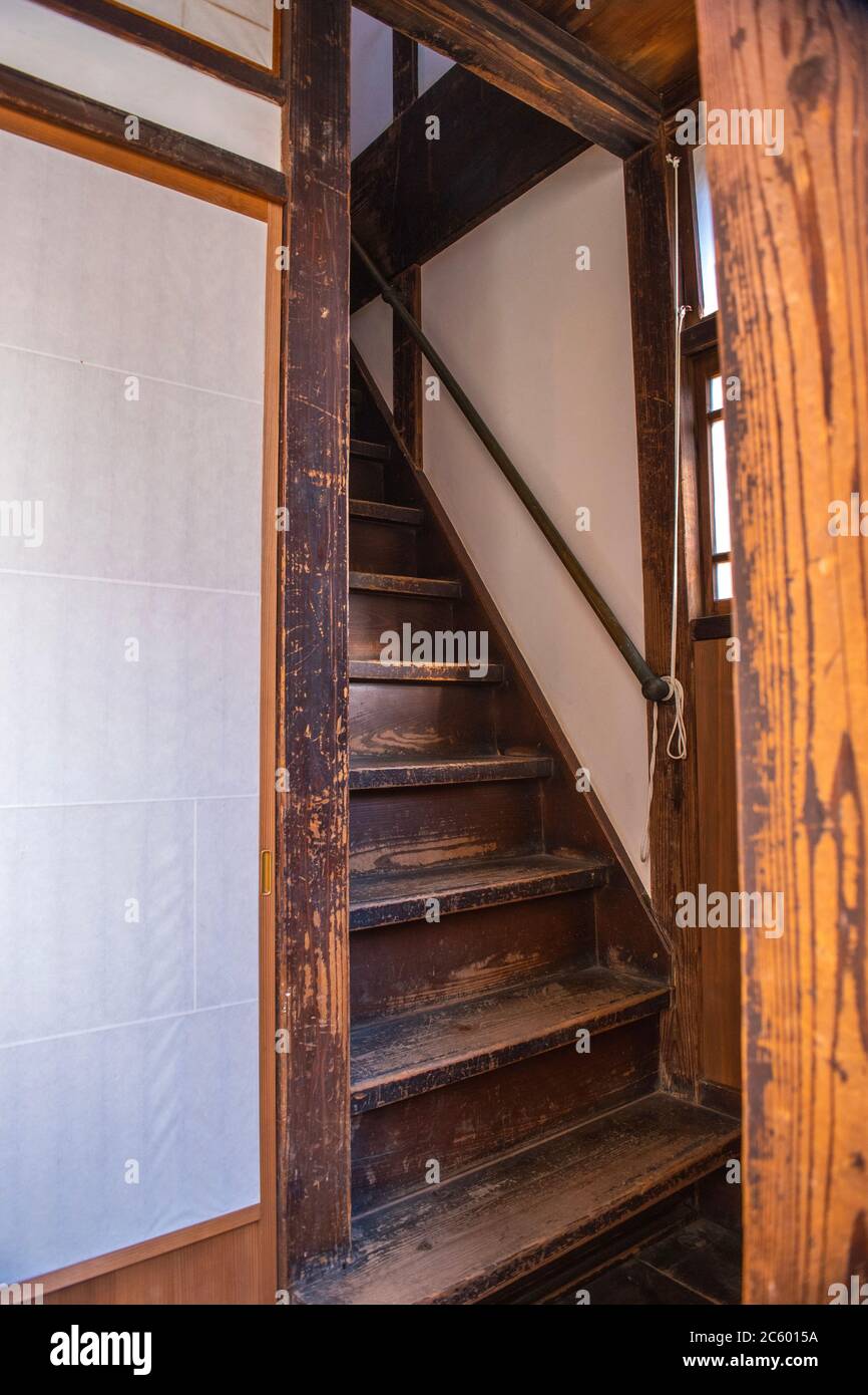 Eine alte Holztreppe in einem Geschäft im Edo Tokyo Museum of Architecture. Stockfoto