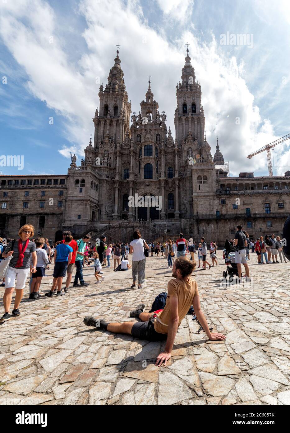 Pilger und Touristen auf der Plaza del Obradoiro. Santiago de Compostela. Spanien Stockfoto