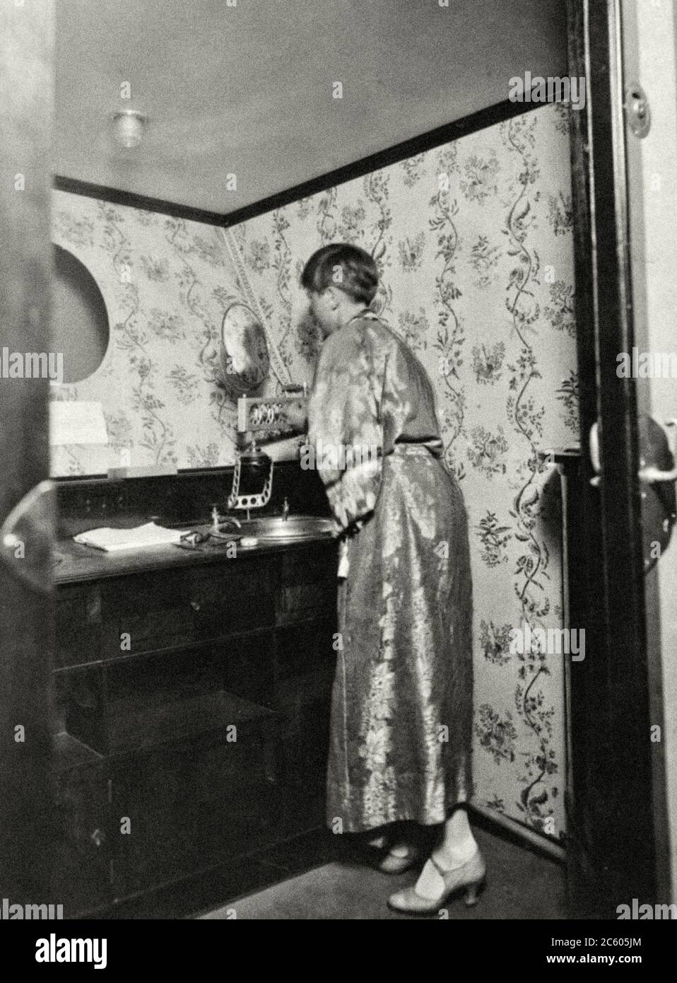 LZ 127 'Graf Zeppelin': Eine Dame in ihrem kleinen Badezimmer an Bord eines Luftschiffes. 1929 Stockfoto