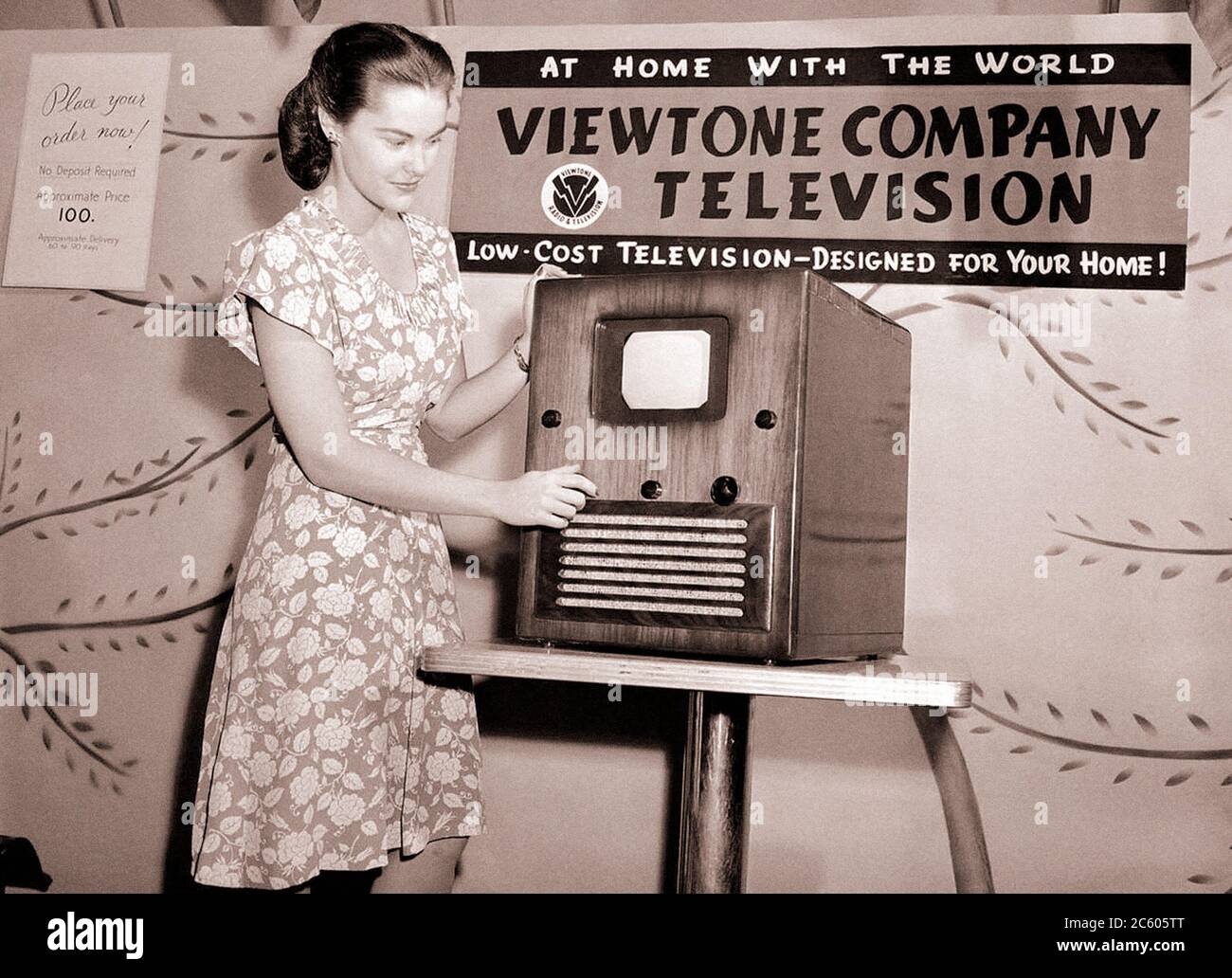 Retro-Foto des neuen 5×7-Bildes des Fernsehgeräts für 100 US-Dollar, als sie am 24. August bei der ersten öffentlichen Nachkriegsshowing in einem New Yorker Kaufhaus einstimmt Stockfoto