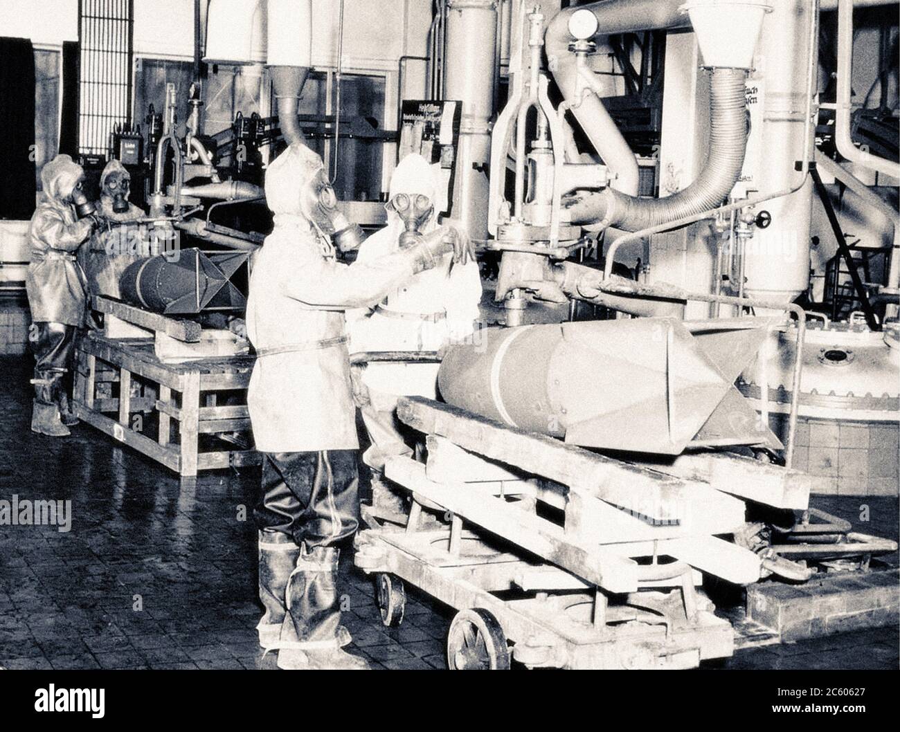 Foto von deutschen Arbeitern in spezieller Schutzkleidung Zerstöre giftige Bomben am 28. Juni 1946 im Chemical Warfare Service Depot der US-Armee, in St. Stockfoto