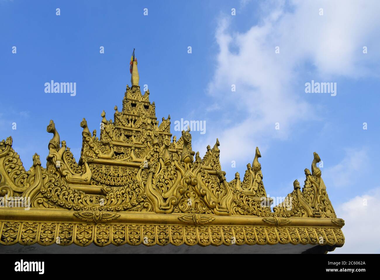 Spitze des buddhistischen Tempels ehrfürchtige Architektur goldene Pagode.Blauer Himmel und buddhistisches Kloster Stockfoto