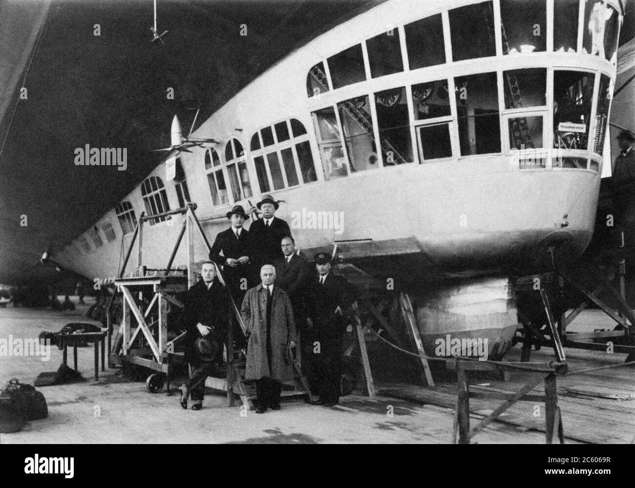 Teilnehmer der 'Hollandfahrt' am 13. Oktober 1929 in der Nähe des deutschen Luftschiffs LZ 127 'Graf Zeppelin' in einem Hangar in Friedrichshafen Stockfoto