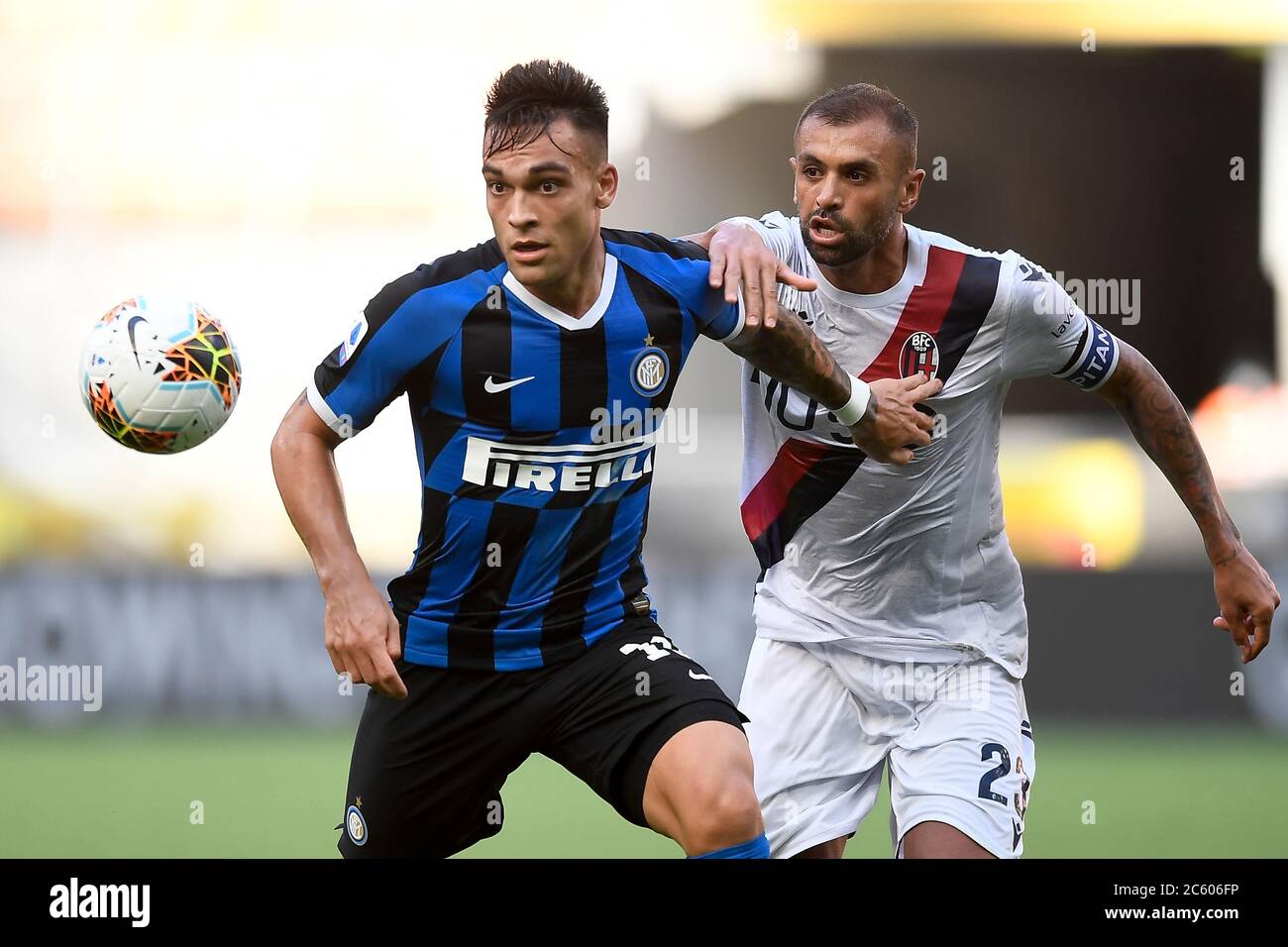 Mailand, Italien. Juli 2020. MAILAND, ITALIEN - 05. Juli 2020: Lautaro Martinez vom FC Internazionale wird während des Fußballspiels der Serie A zwischen dem FC Internazionale und dem FC Bologna von Danilo Larangeira vom FC Bologna herausgefordert. (Foto von Nicolò Campo/Sipa USA) Quelle: SIPA USA/Alamy Live News Stockfoto