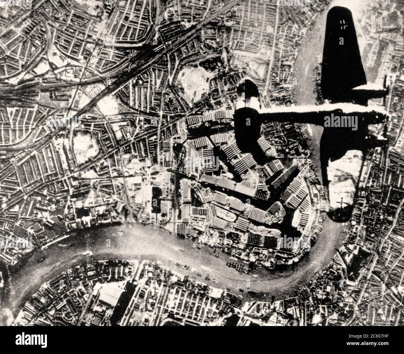 Ein Nazi Heinkel He 111 Bomber fliegt im Herbst 1940 über London. Die Themse fließt durch das Bild. Stockfoto