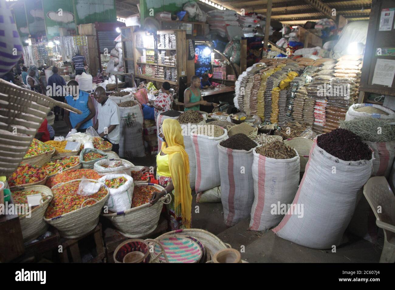 Dar Es Salaam. Juli 2020. Menschen kaufen auf einem Markt in dar es Salaam, Tansania, 4. Juli 2020. Die tansanische Regierung hat eine Reihe von Beschränkungen für soziale und wirtschaftliche Aktivitäten aufgehoben, um Arbeit und normales Leben wieder aufzunehmen. Quelle: Xinhua/Alamy Live News Stockfoto