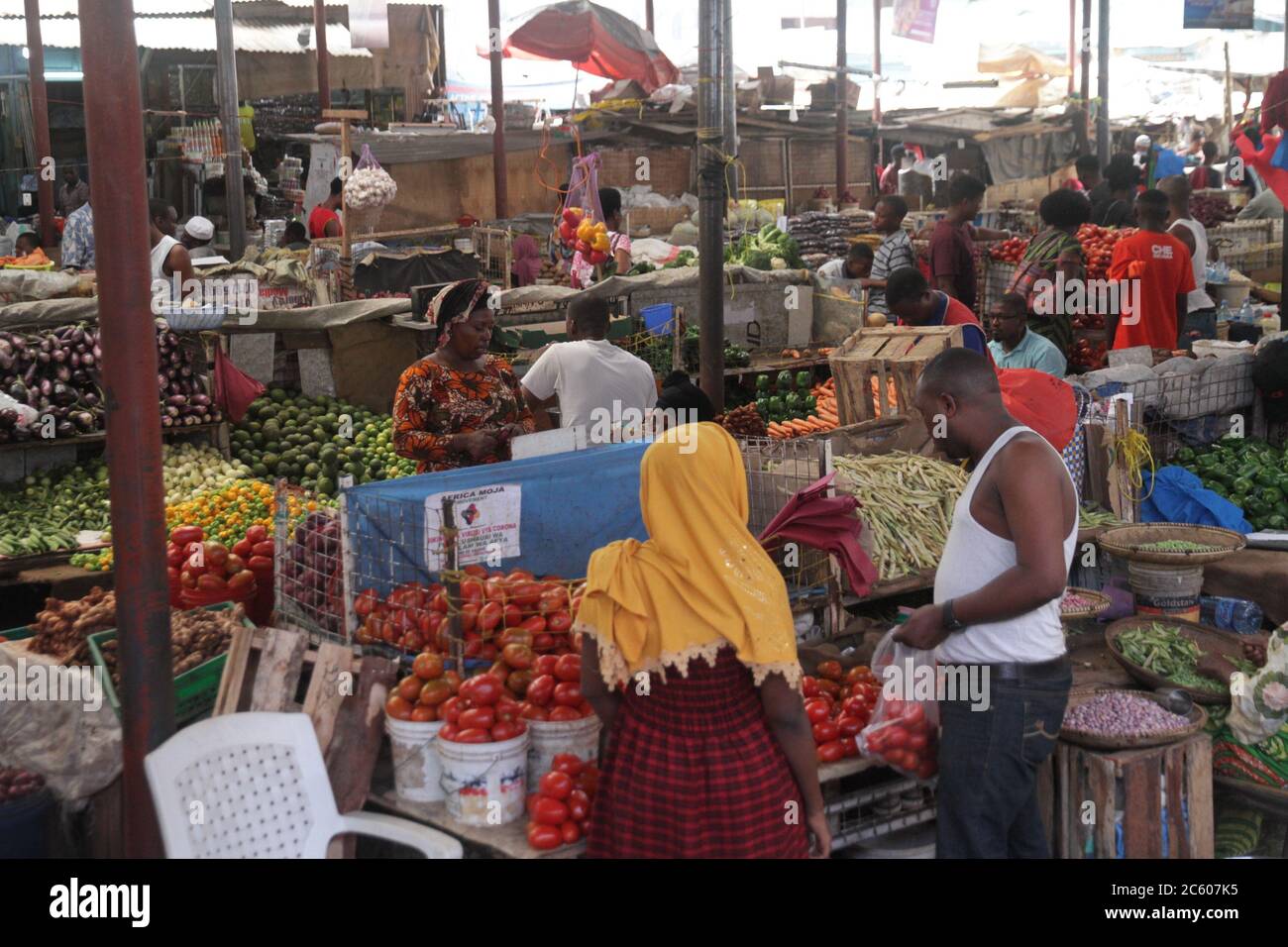Dar Es Salaam. Juli 2020. Menschen kaufen auf einem Markt in dar es Salaam, Tansania, 4. Juli 2020. Die tansanische Regierung hat eine Reihe von Beschränkungen für soziale und wirtschaftliche Aktivitäten aufgehoben, um Arbeit und normales Leben wieder aufzunehmen. Quelle: Xinhua/Alamy Live News Stockfoto