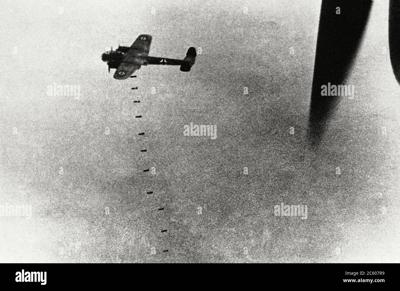 Ein deutsches Flugzeug fällt seine Bombenlast über England, während eines Angriffs am 20. September 1940. Stockfoto