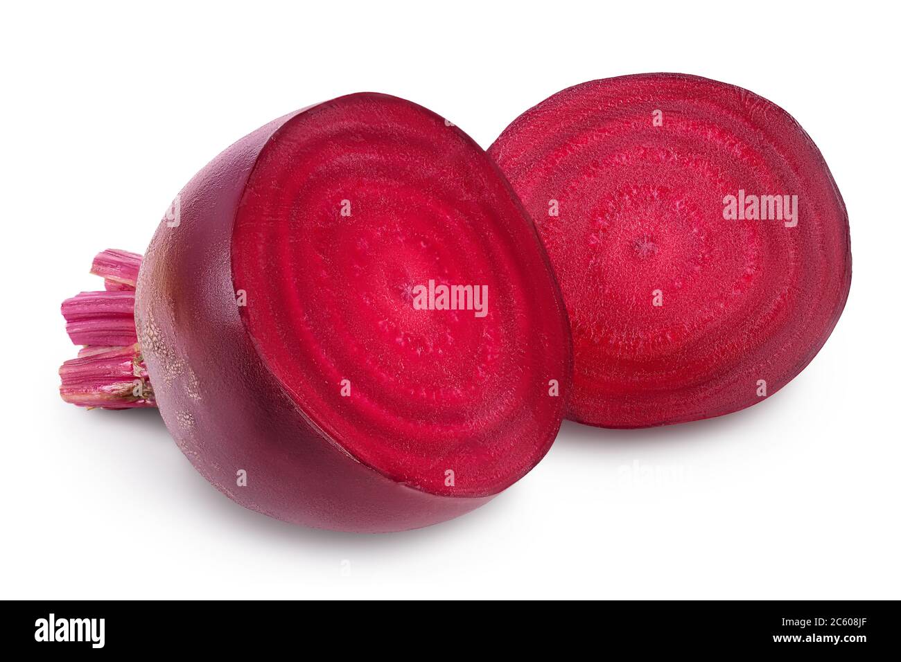 Rote Bete Hälfte mit Scheibe isoliert auf weißem Hintergrund mit Beschneidungspfad und voller Schärfentiefe. Stockfoto