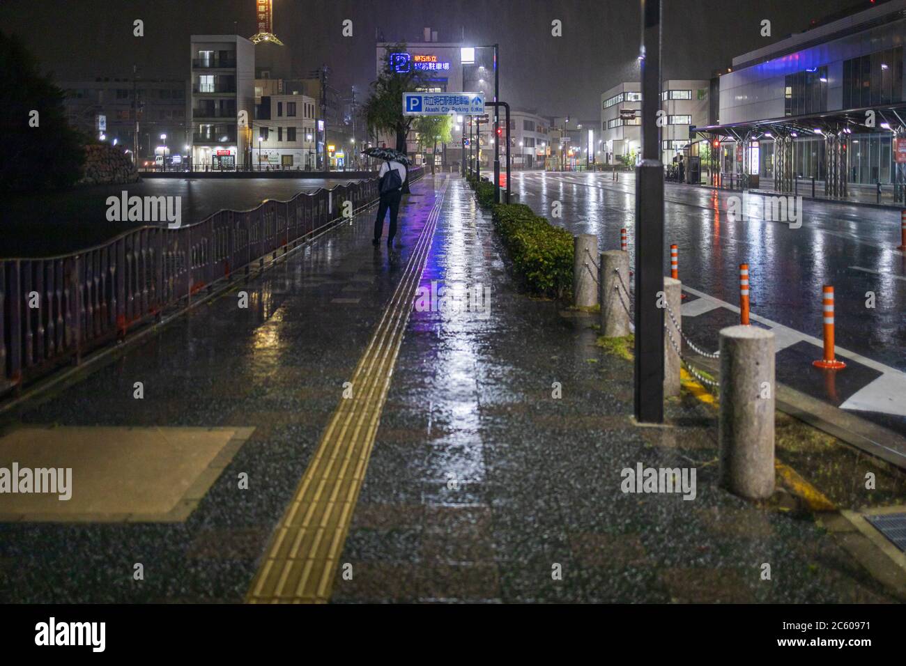 Single Mann mit Regenschirm in starkem Regen Stockfoto