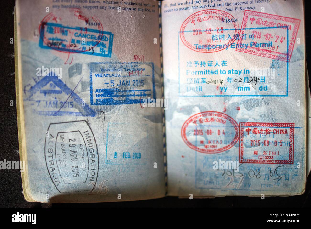 Einwanderungsmarken in gut gebrauchten US-Pass aus China, Thailand und Australien Stockfoto