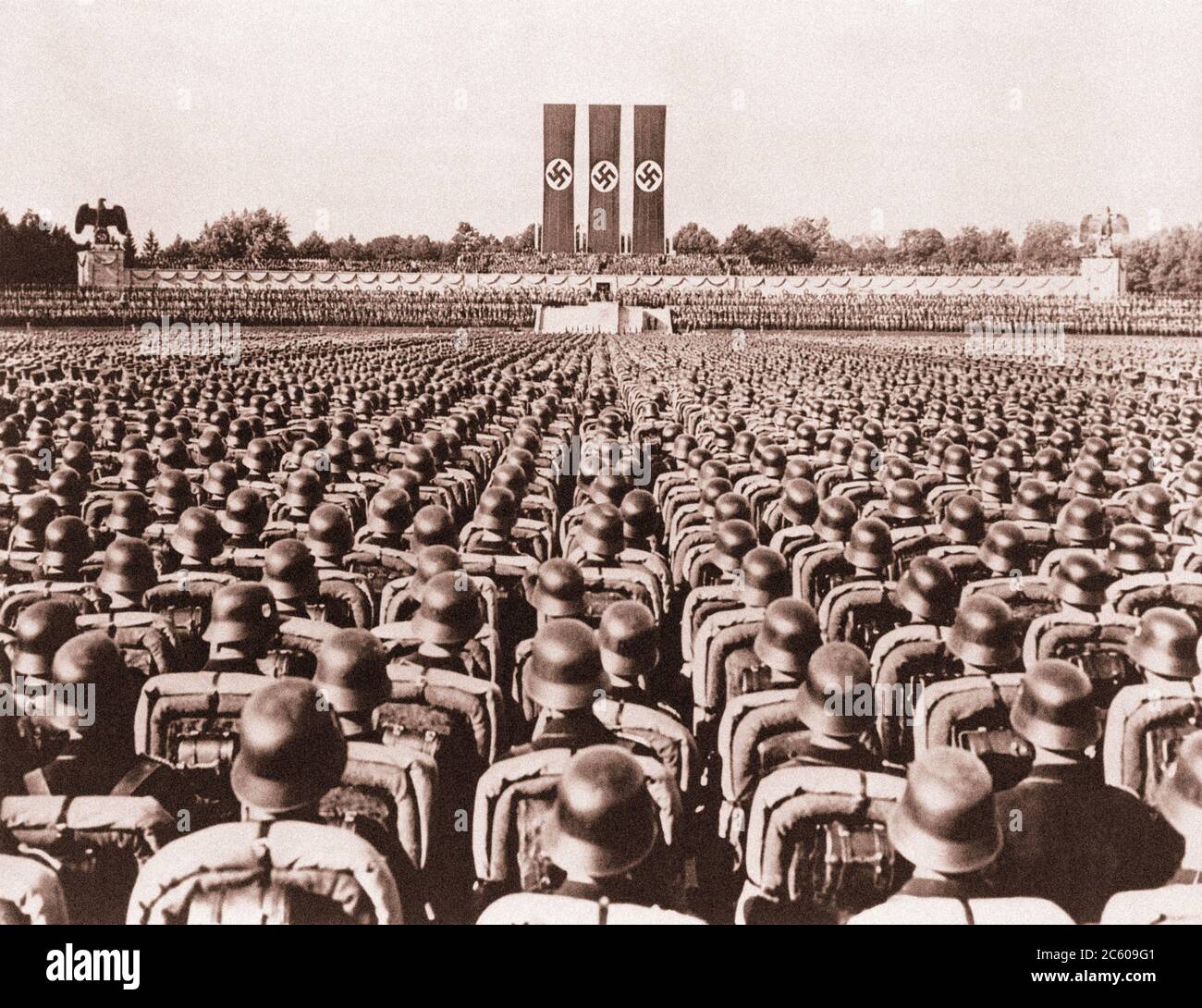 Nürnberg 1930 Waffen-SS-Truppen in polierten Helmen in präzisem Dienstrang ein Salutstand während einer deutschen Nazi-Kundgebung Stockfoto