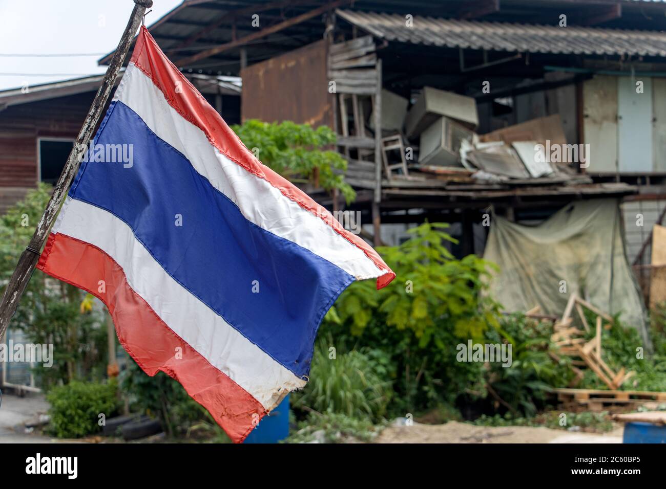 Die Nationalflagge Thailands flattert auf der Straße am Stadtrand. Stockfoto