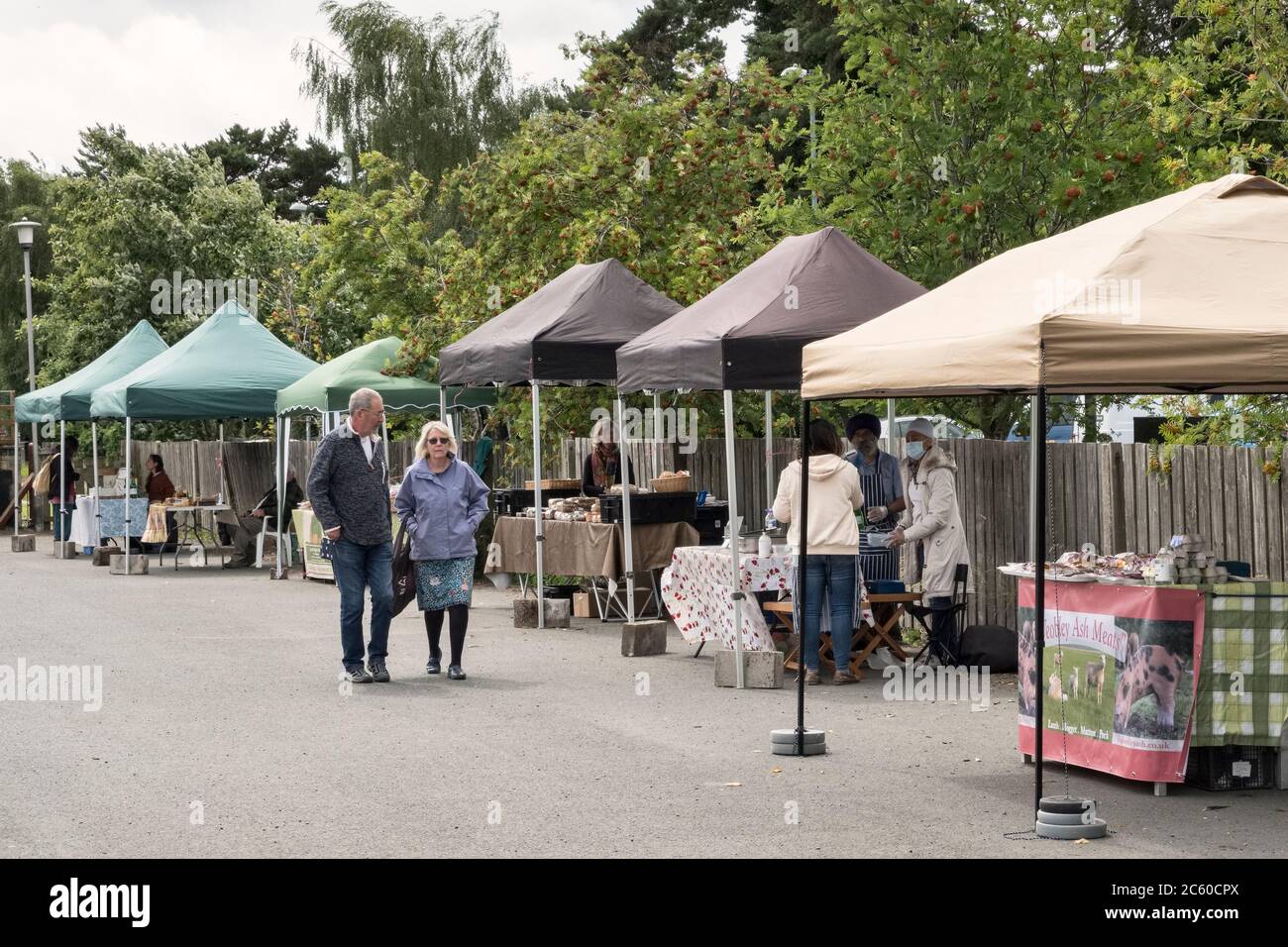 Der monatliche Lebensmittelmarkt in der kleinen walisischen Stadt Presteigne wird wieder im Freien eröffnet, da die walisischen Sperrregeln gelockert werden (Powys, Wales, UK) Stockfoto