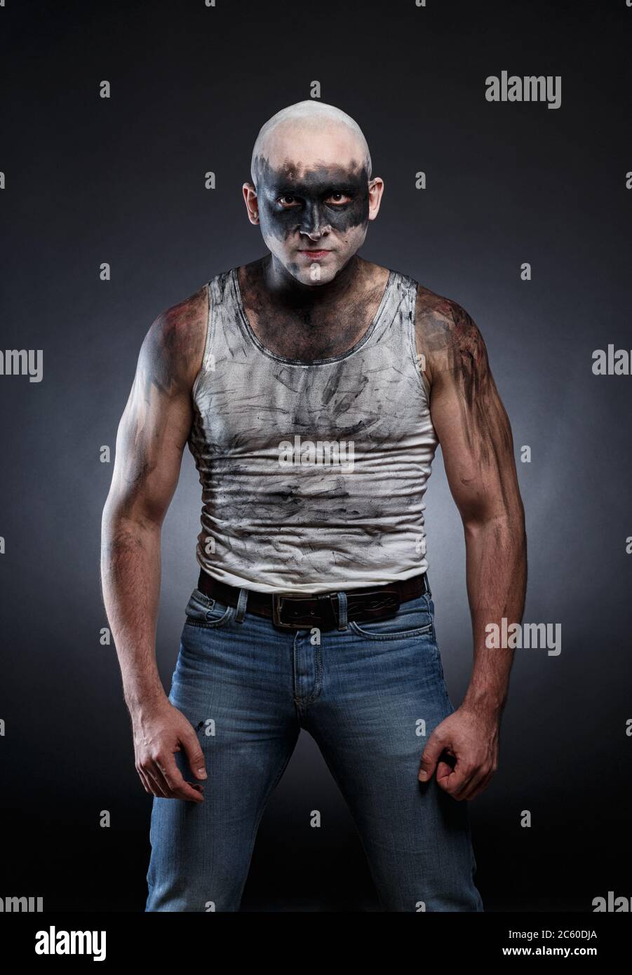 Porträt von kahlen aggressiven schmutzigen Mann auf grauem Hintergrund Stockfoto