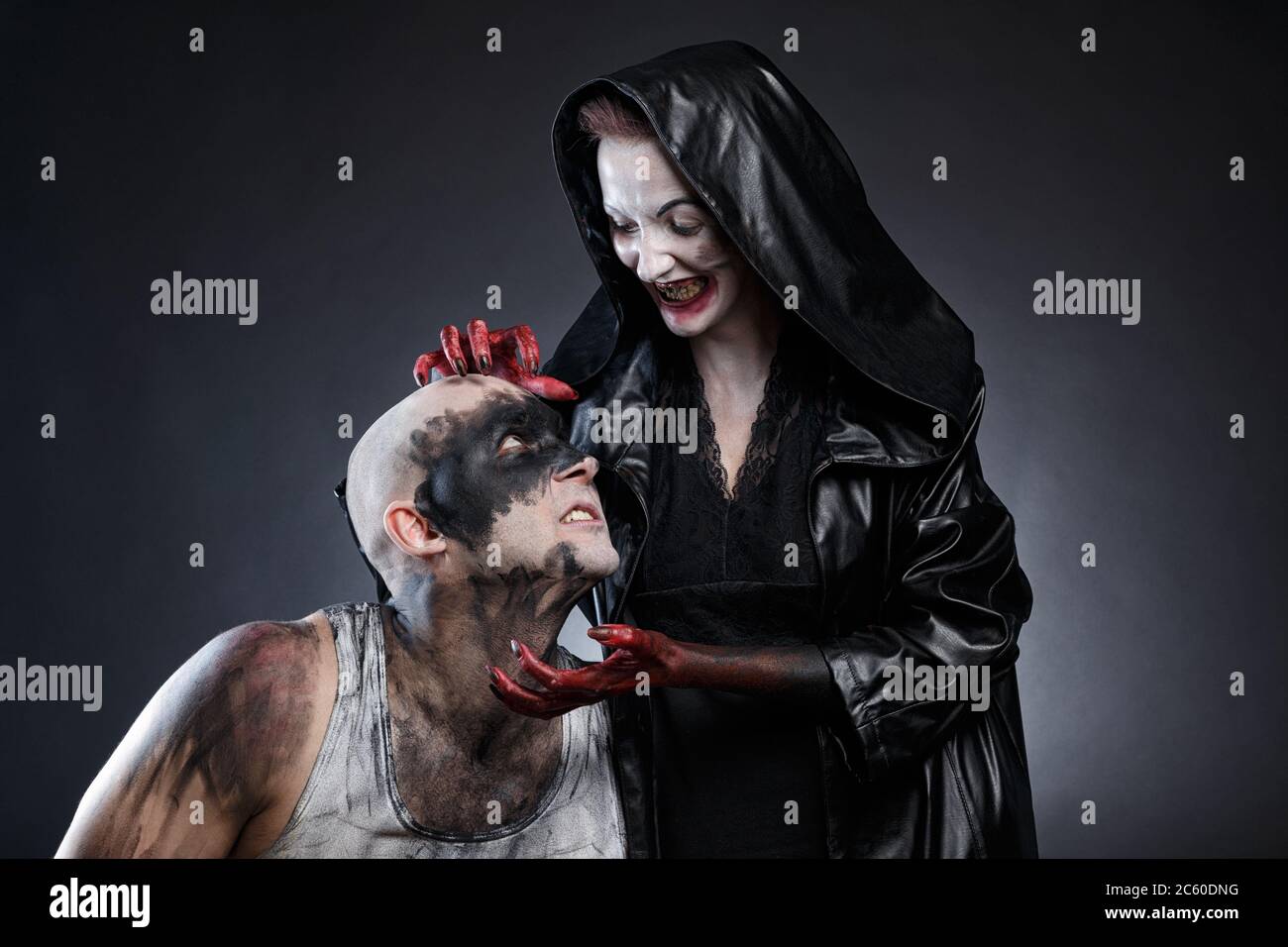 Verrückter Mann und unheimliche Frau mit Bluthände Stockfoto