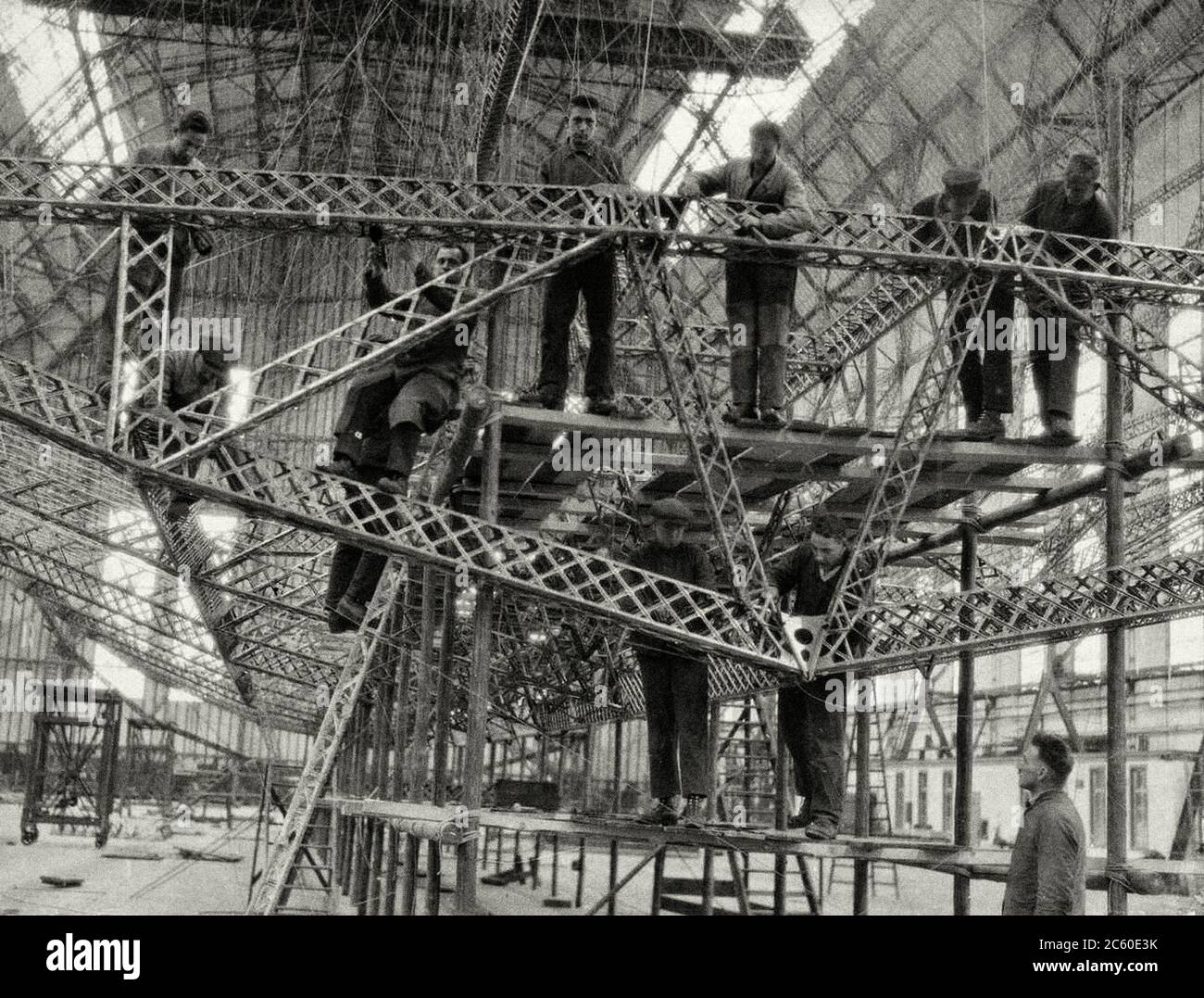 LZ 127 Graf Zeppelin: Arbeiter auf Gerüsten arbeiten an einer riesigen Stahlkonstruktion. 1927 Stockfoto