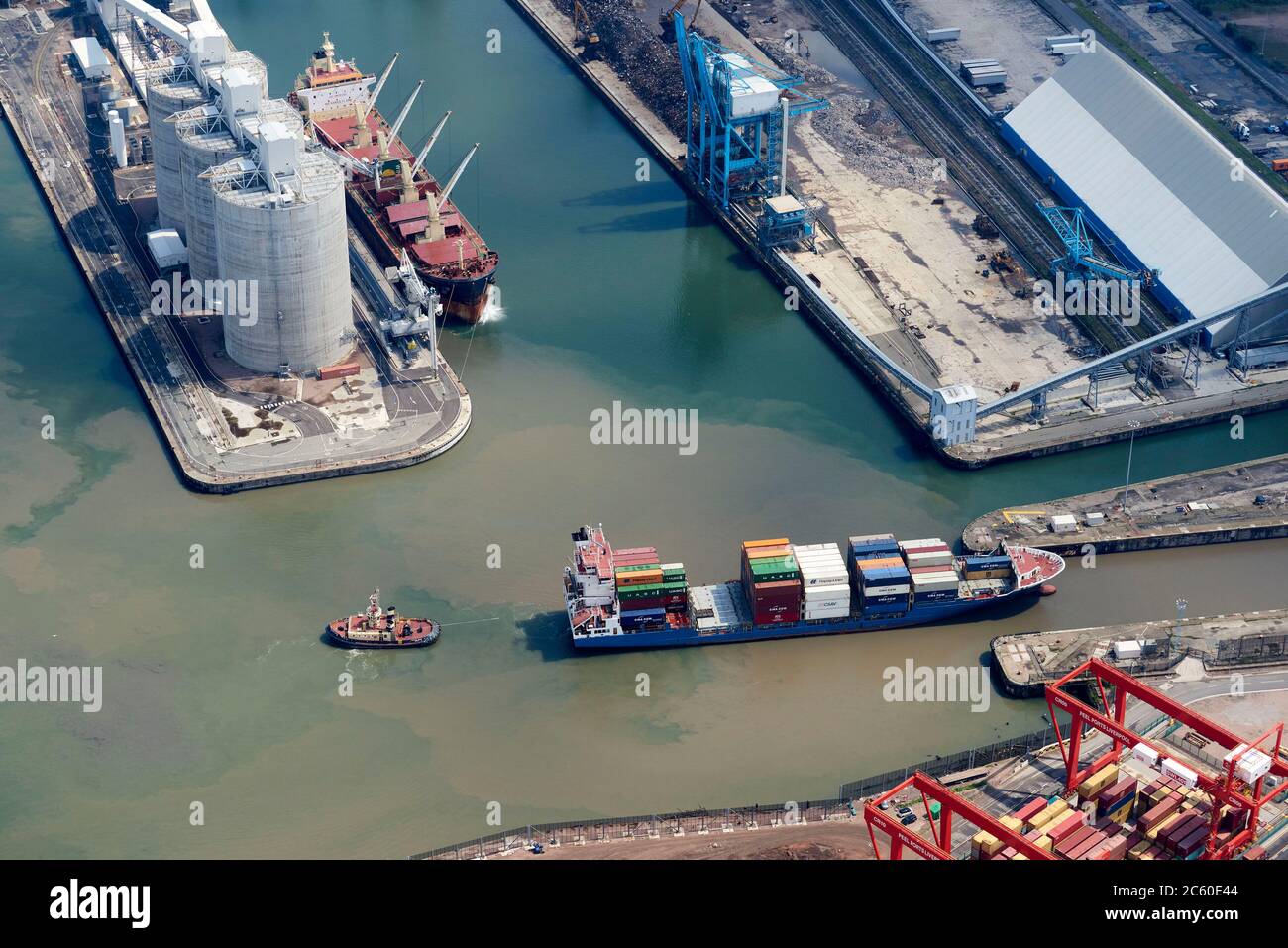 Eine Luftaufnahme eines Containerschiffes, das Seaforth Docks, Liverpool, Merseyside, Nordwestengland, Großbritannien verlässt Stockfoto