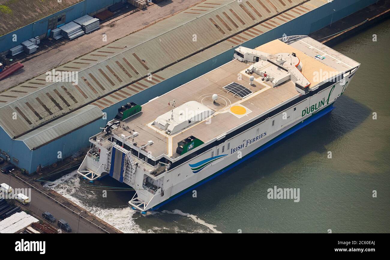 Eine Luftaufnahme der Irish Sea Ferries Schnellfähre in Seaforth Docks, Liverpool, Merseyside, Nordwestengland, Großbritannien Stockfoto