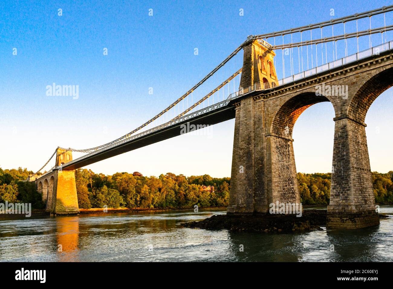 Die Menai Suspension Bridge (1826), entworfen von Thomas Telford, verbindet das Festland von Wales mit der Insel Anglesey. Menai Bridge, Wales, Großbritannien. Stockfoto