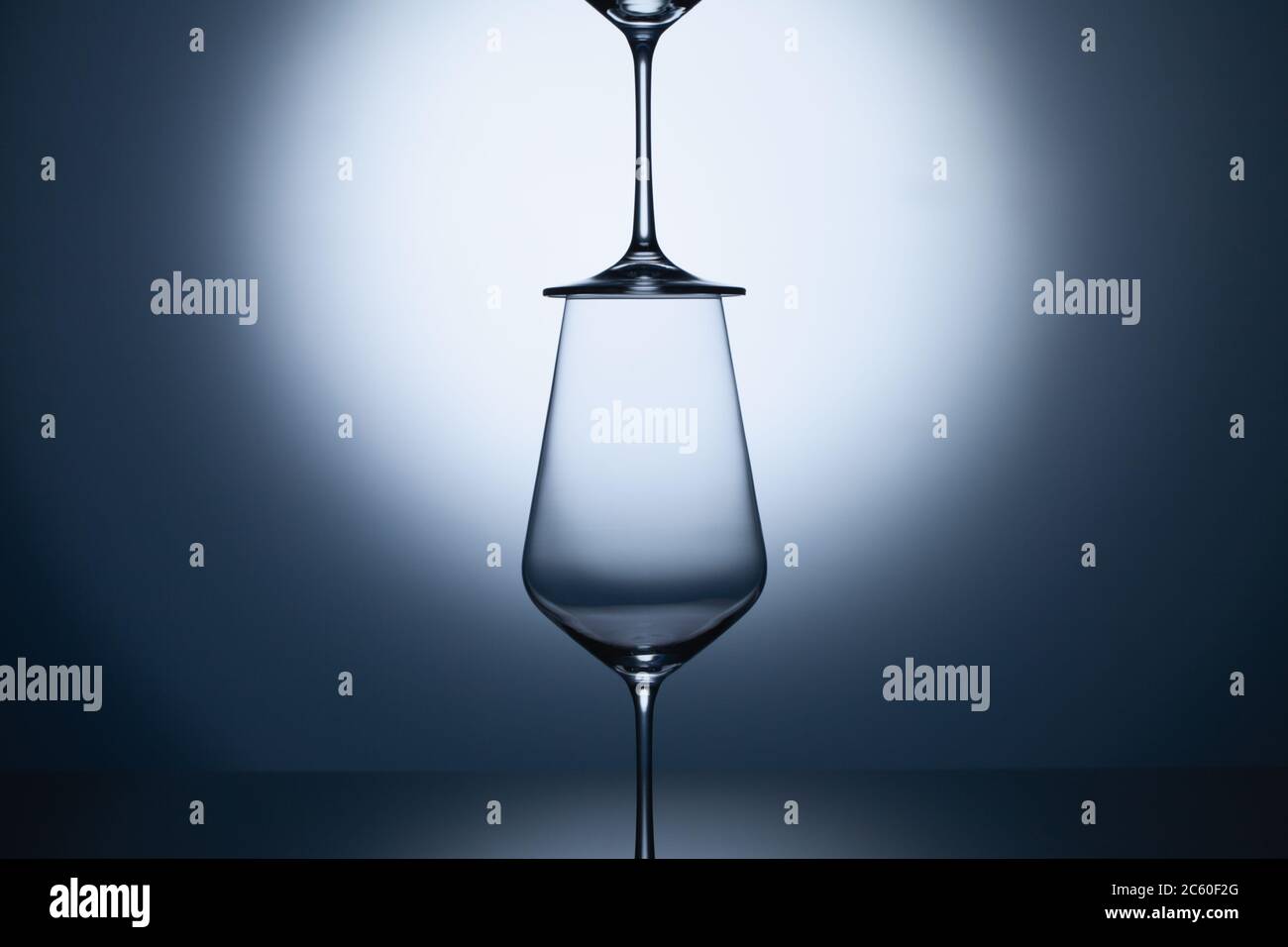 Leere Weingläser auf blauem, klarem Hintergrund. Leere trinken transparente Weingläser Stockfoto