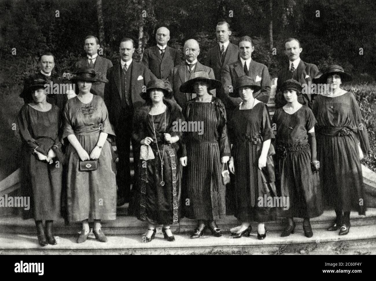 Dr. Rudolf Alfred Zimmermann (1869-1939), Hochkommissar des Völkerbundes, umgeben von seinem Stab. Wien, Österreich. 1923 Stockfoto