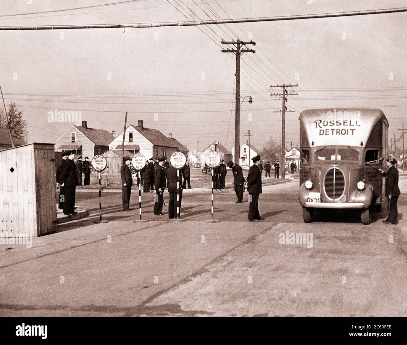 1942. Mehr als 1,500 Stadt- und Staatsmilitärs und Polizeibeamte bewachen Camper-beförderte schwarze Out-of-towners, die im Rahmen einer Feder umgesiedelt werden Stockfoto