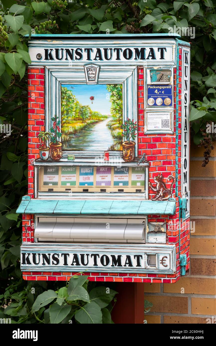 Kunstautomat in Caputh, Deutschland in der Nähe des Schlosses. Von den Kunstautomaten können Sie kleine Kunstüberraschungen in Form von z.B. kleinen Bildern kaufen Stockfoto