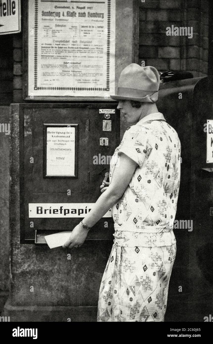 Verkaufsautomat für Bürobedarf (zwei Blatt Papier und zwei Umschläge für 10 Pfennig). Deutschland, Berlin, 1927. Stockfoto