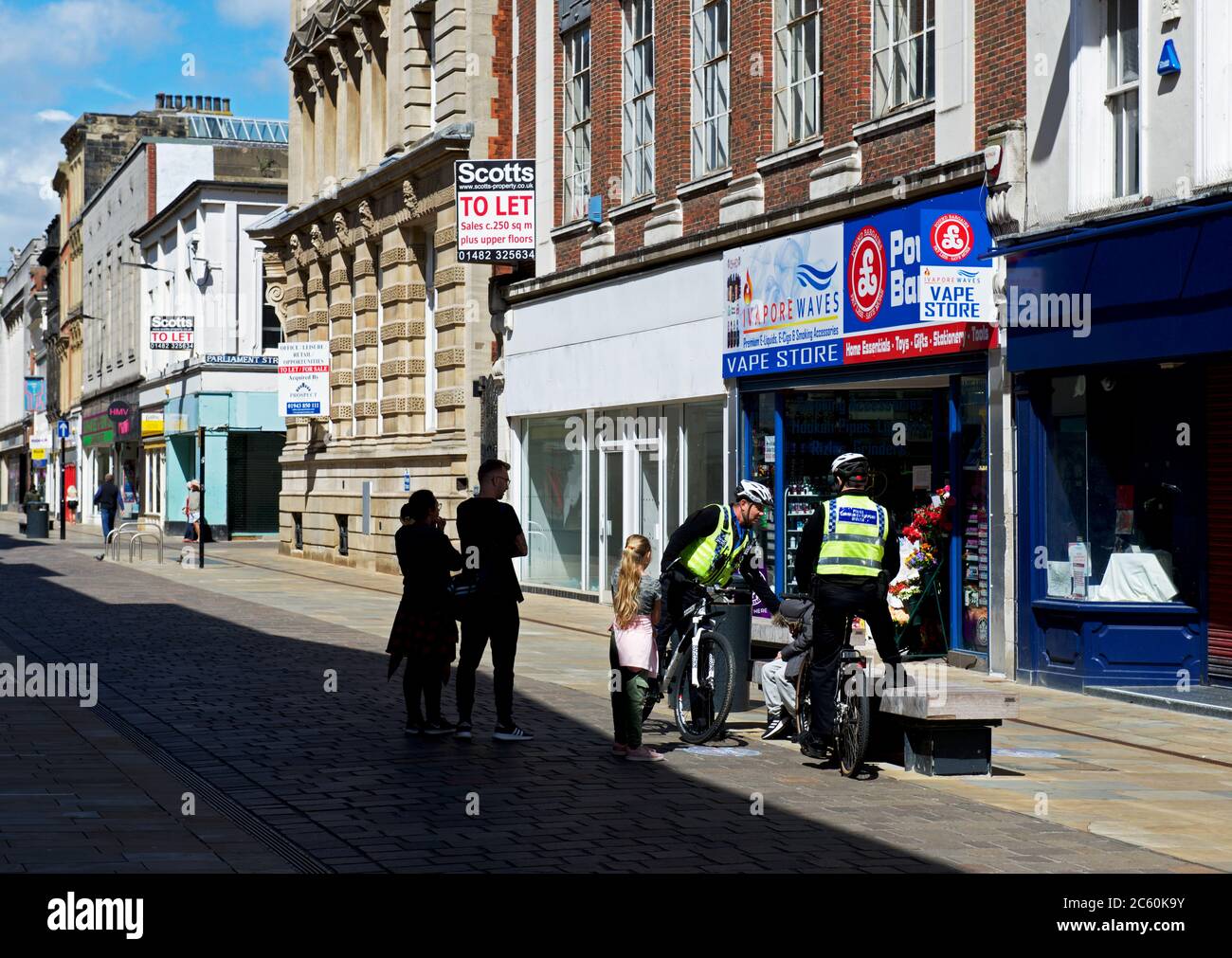 Zwei Polizeibeamte in Whitefriargate, Hull, Humberside, East Yorkshire, England, Großbritannien Stockfoto