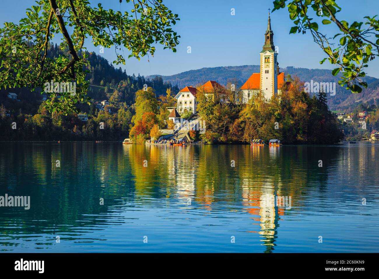Atemberaubende touristische und Exkursion Ort im Herbst. Bewundernswerter See Bled mit berühmter Wallfahrtskirche auf kleiner Insel, Bled, Slowenien, Europa Stockfoto