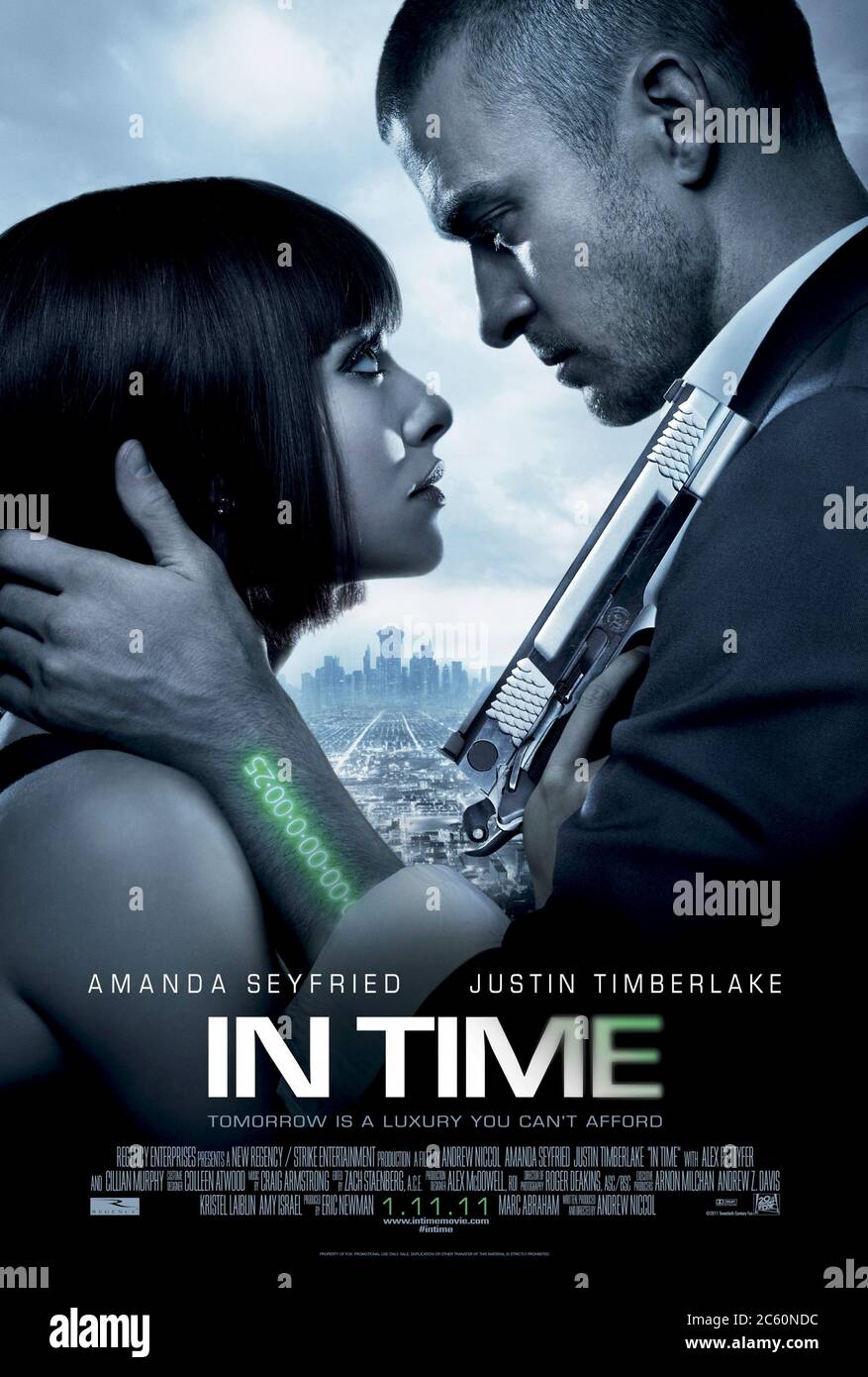 In Time (2011) unter der Regie von Andrew Niccol mit Justin Timberlake, Amanda Seyfried und Cillian Murphy. Futuristischer Thriller, in dem Menschen genetisch so entwickelt sind, dass sie mit 25 aufhören zu altern, aber ein Jahr später sterben werden, wenn sie nicht mehr Zeit verdienen. Stockfoto