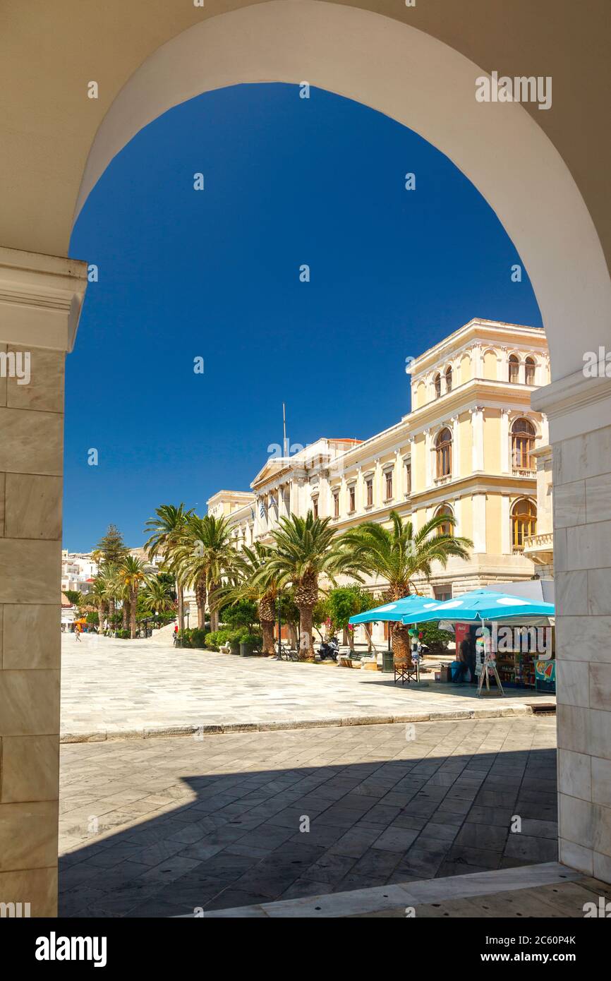 Ermoupolis, der Hauptplatz der Hauptstadt der Insel Syros, in den Kykladen, Griechenland, Europa. Stockfoto