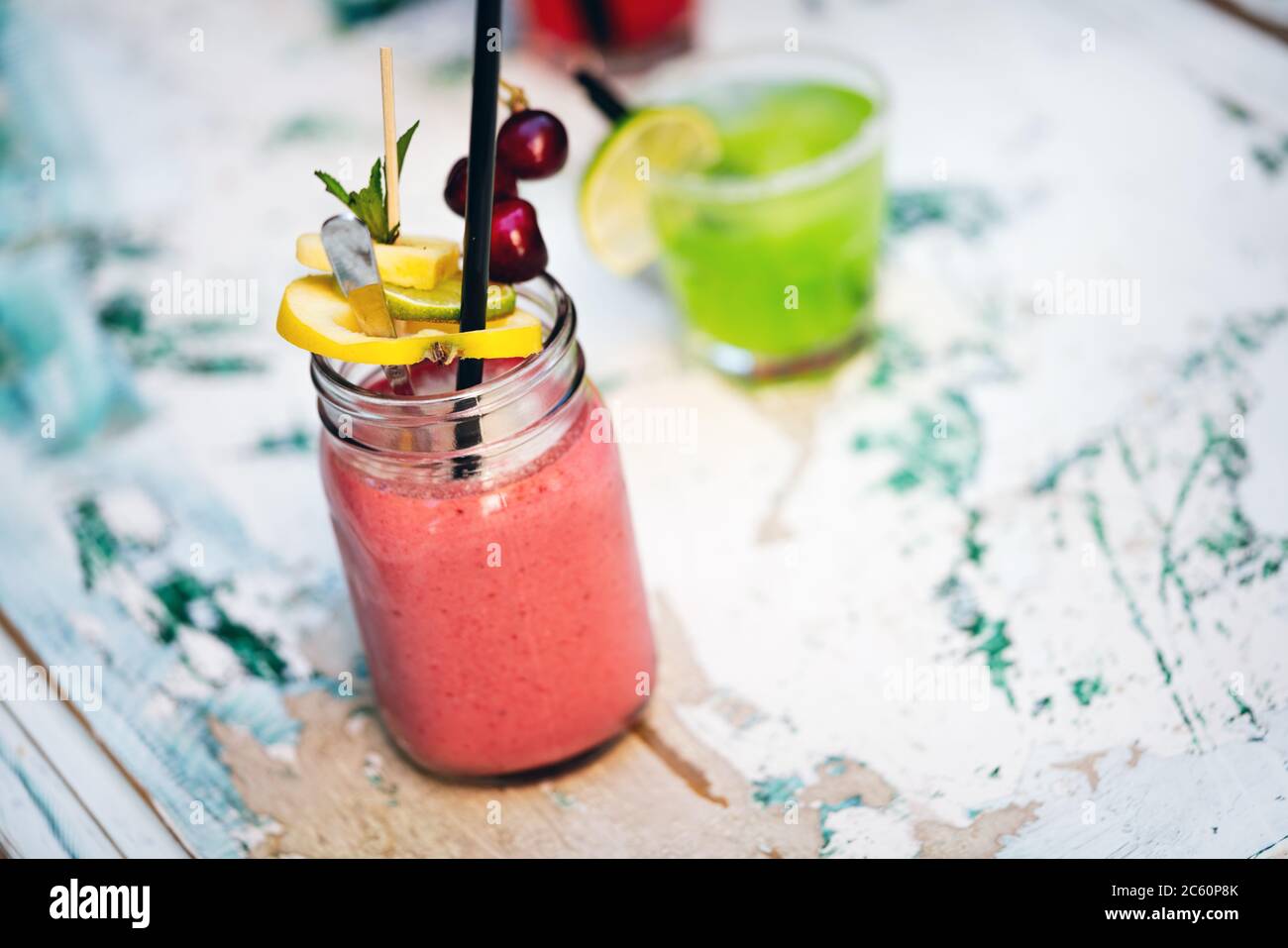 Exotische Cocktails, frische kalte Alkoholgetränke im Sommer Stockfoto