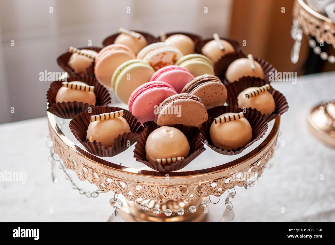 Candy Bar mit süßen Makronen-Kuchen an einem Hochzeitsbuffet Stockfoto