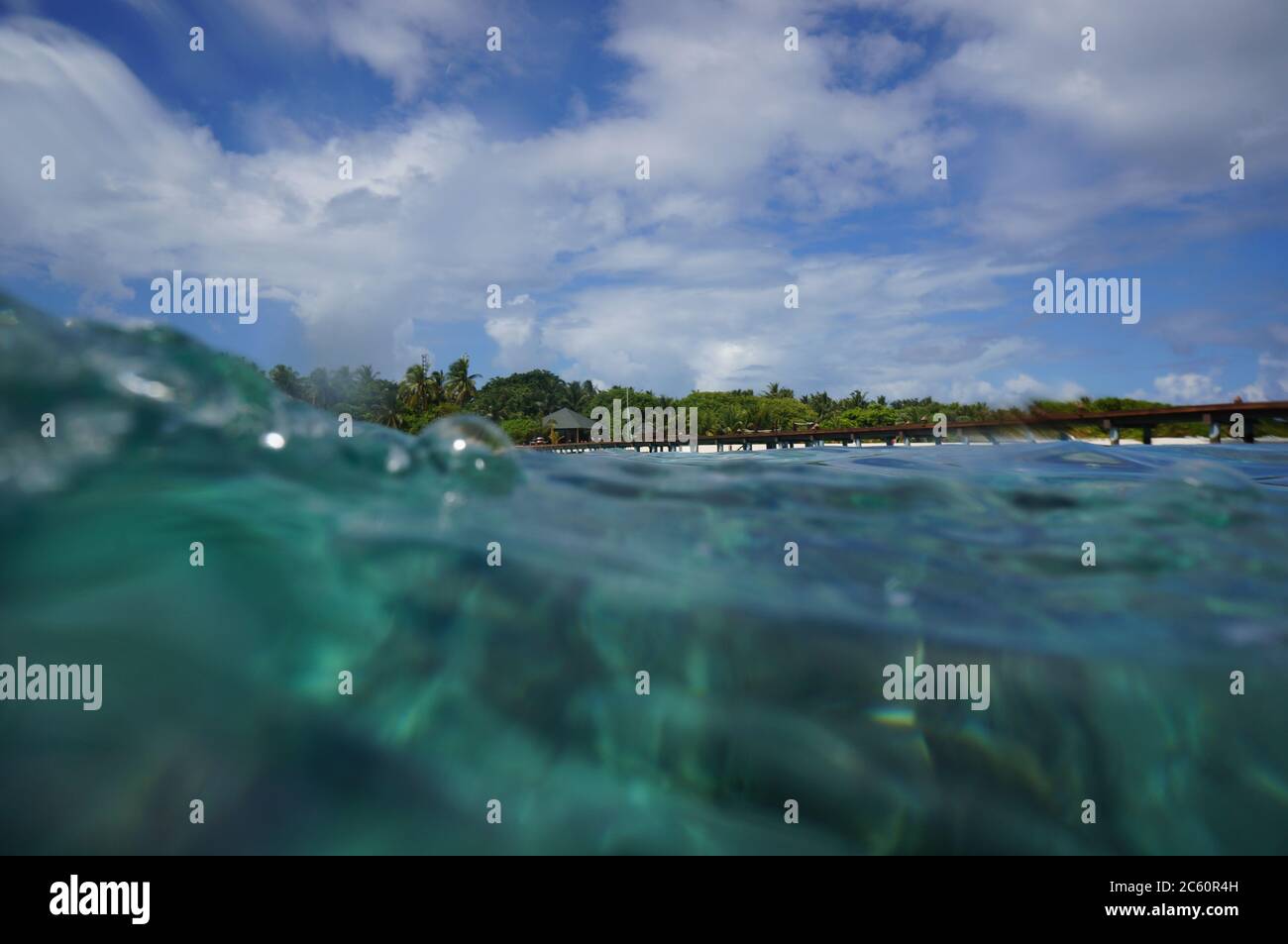 Maledivische Paradies Insel in einer Welle Stockfoto