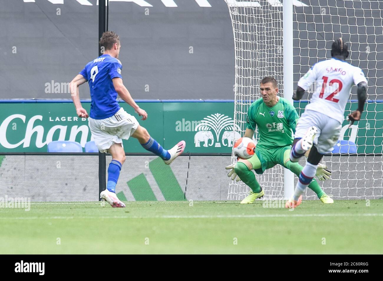 LEICESTER, ENGLAND – JULI 04: Jamie Vardy von Leicester City platziert den Ball am Crystal Palace Torwart Vicente Guaita vorbei, um sein zweites Tor und seine Seiten Dritter während des Premier League-Spiels zwischen Leicester City und Crystal Palace im King Power Stadium am 4. Juli 2020 in Leicester, Großbritannien. Fußballstadien in ganz Europa sind aufgrund der Coronavirus-Pandemie leer, da staatliche Gesetze zur sozialen Distanzierung Fans in Veranstaltungsorten verbieten, was dazu führt, dass alle Spielanlagen hinter verschlossenen Türen gespielt werden. (Foto nach MB-Medien) Stockfoto