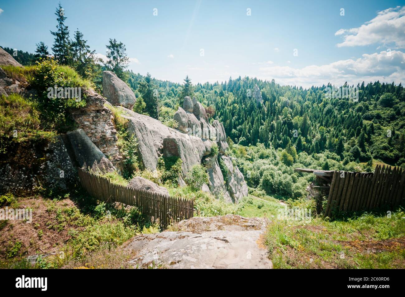 Überreste der Felsen der Stadt Tustan Festung in den Karpaten Stockfoto